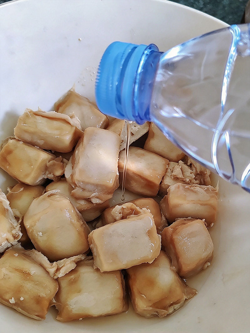 Sprinkling high-proof Baijiu over fermented hairy tofu for surface sterilization