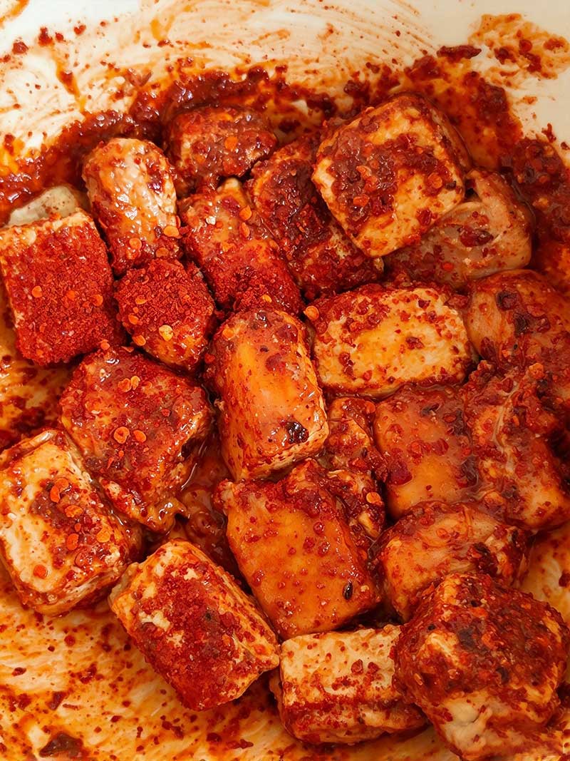 Mixing chili powder, salt, and Thirteen Spice powder evenly in a bowl